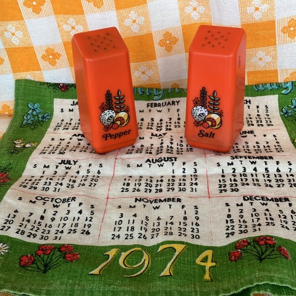 Vintage/Retro/MCM Plastic Salt & Pepper With Cloth 1974 Calendar Hand Towel - Picture 2 of 12